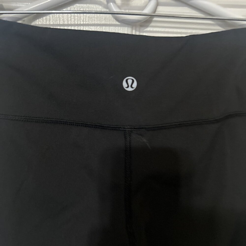 Lululemon Woman's Solid Black Capri Leggings Size 6 - Picture 3 of 4